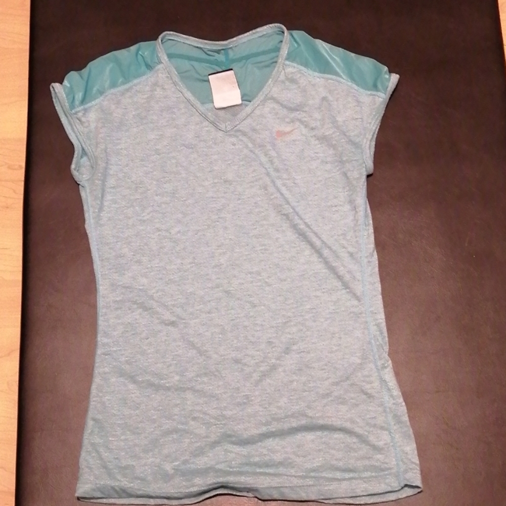 2 tees Nike's xs